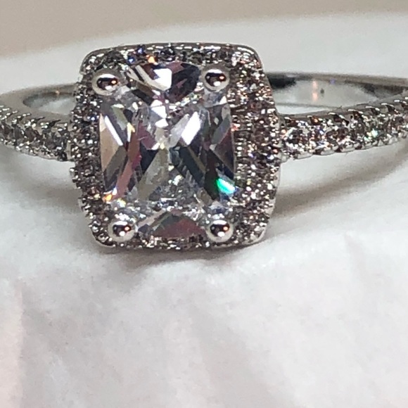 925/18kw Gold AAAAA Rated CZ Halo Ring - Picture 2 of 7